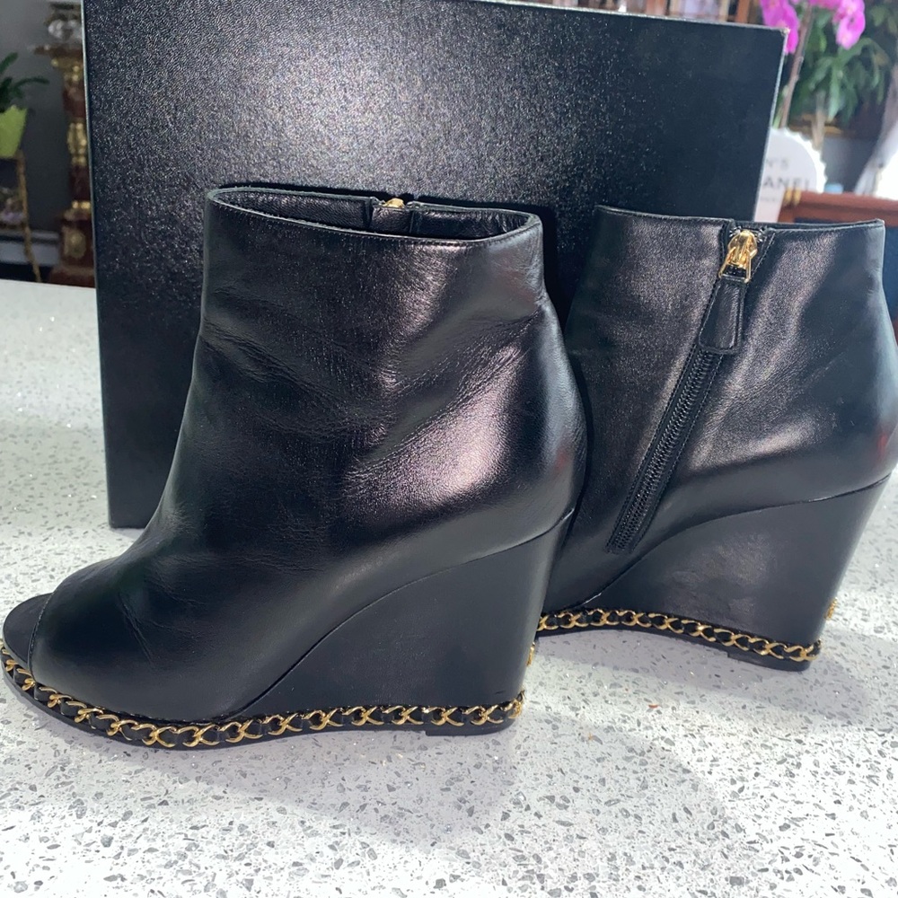WORN ONCE 100% AUTHENTIC CHANEL CHAIN WEDGE